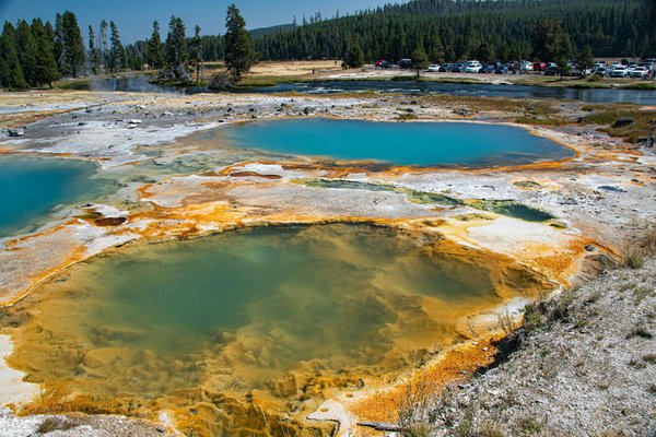 Comment planifier une expédition pour découvrir les geysers de Yellowstone, USA?
