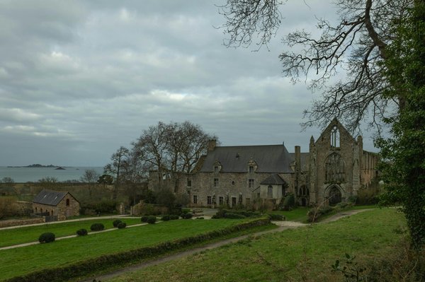 Comment organiser une visite des monastères anciens du Mont Athos en Grèce ?